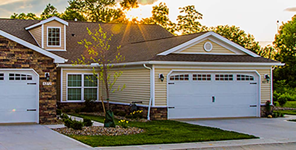 redwood amenities include attached garages