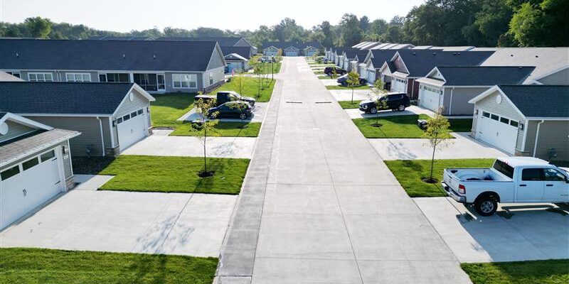 EDIT_Redwood-Washington-Township-Ohio-apartment-rentals-exterior-drive-aisles-green-space
